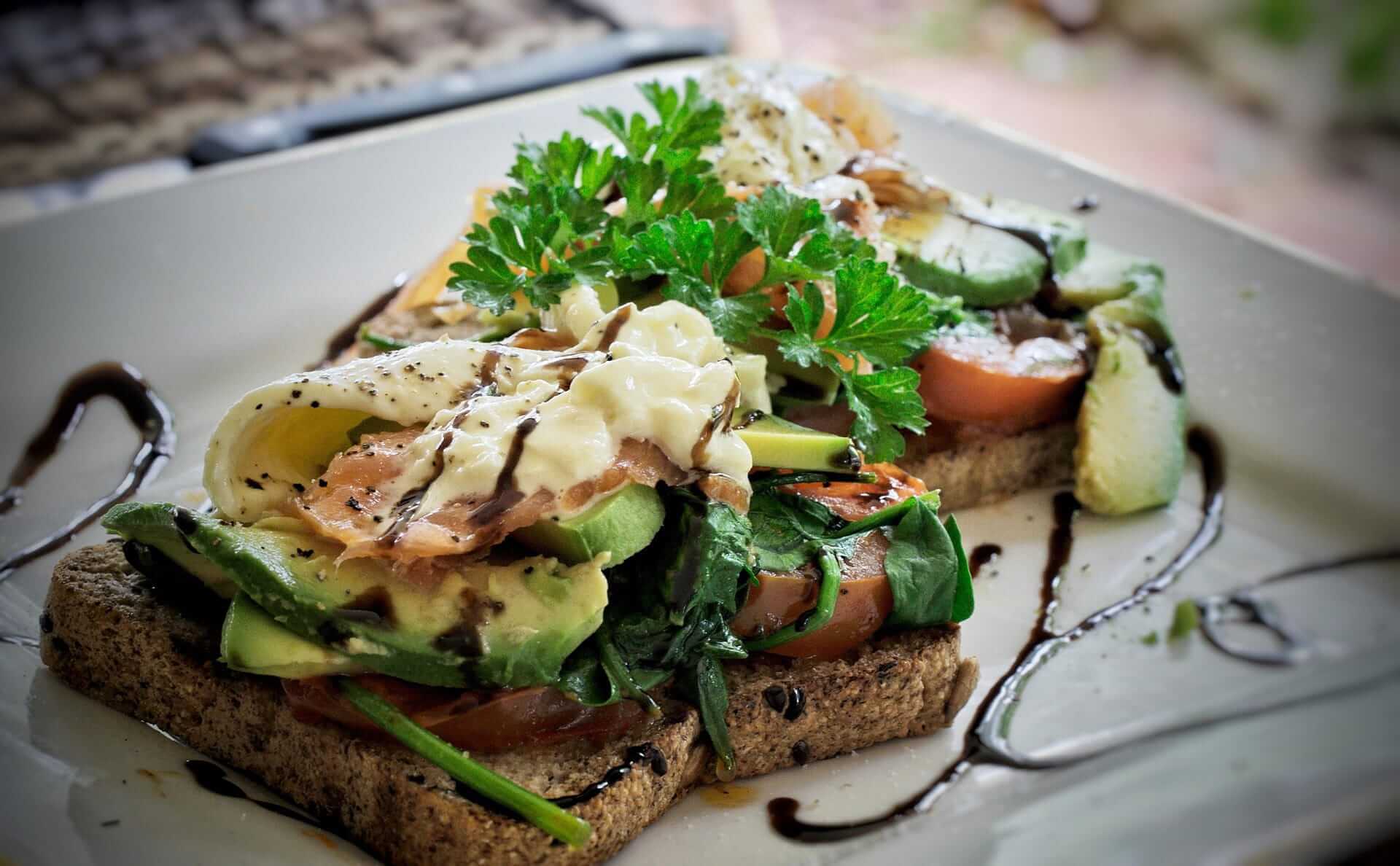 Tartines sur assiette blanche.