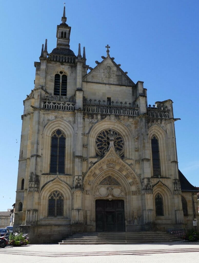 Photo de la face avant de l'église à Bar-le-Duc.