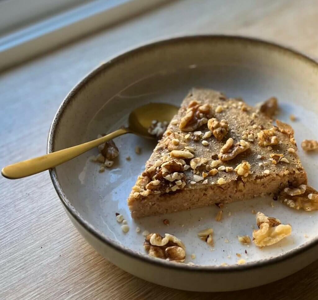 Part de gâteau aux noix dans une assiette.